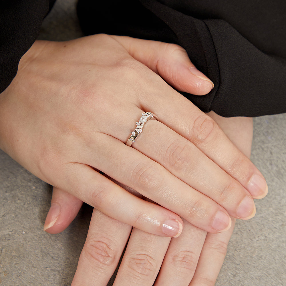 White Gold Ring Set With Zig Zag Diamonds