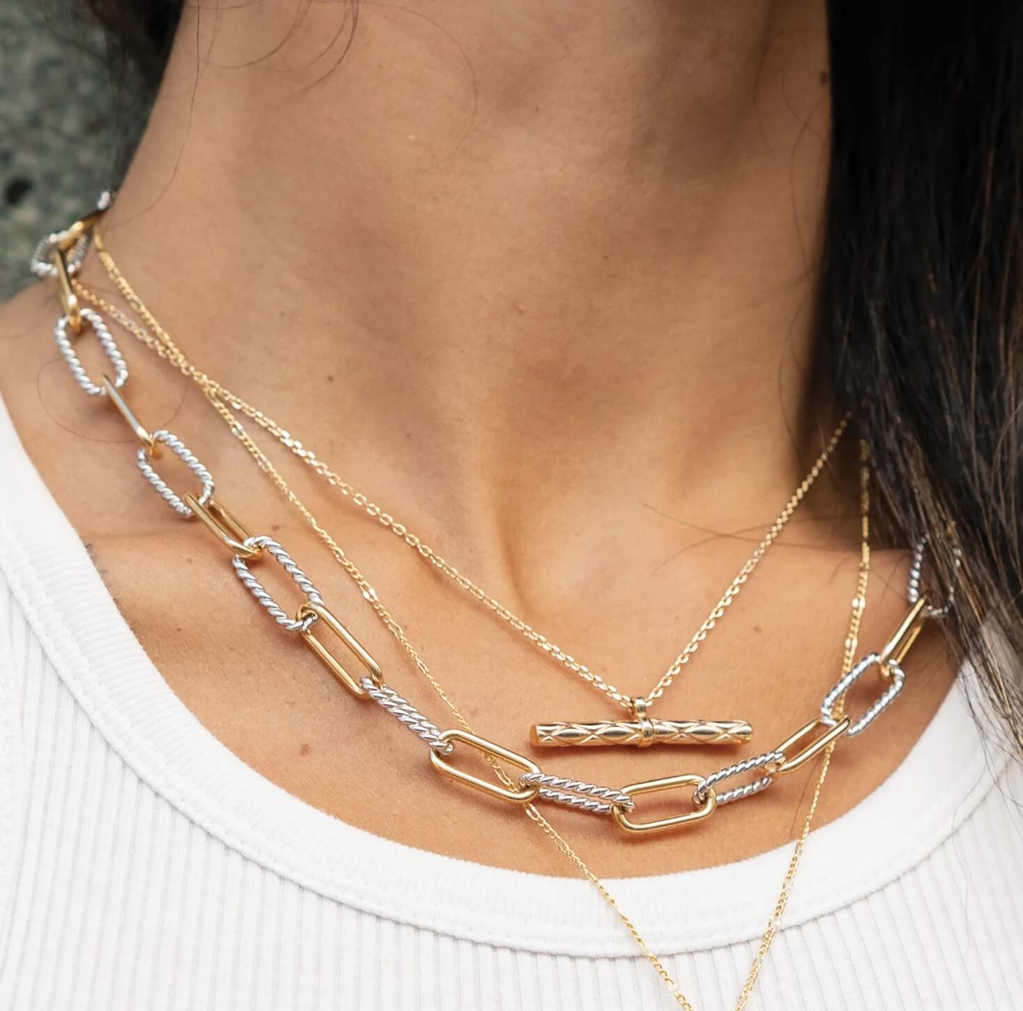 White Gold or Yellow Gold: How Does Your Skin Tone Affect Which Looks Better?