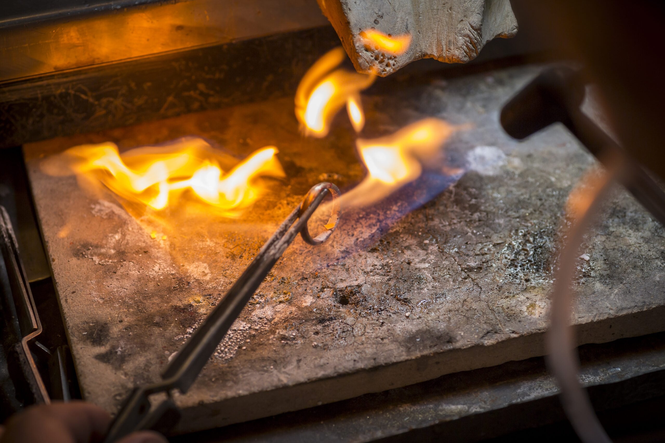 Can Bespoke Jewellers Provide Guidance On Selecting The Most Suitable Materials And Designs Based On My Budget?